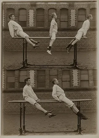 Turners alemães no aparelho de ginástica de barras paralelas, c. 1905–09